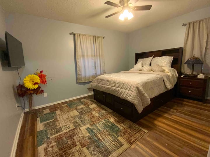 Camera matrimoniale con letto matrimoniale. Adoriamo fiori e dipinti, quindi li troverete entrambi in The Sunshine House. 