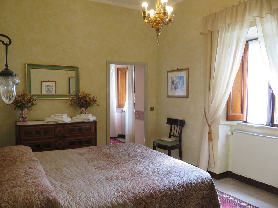 Yellow Bedroom with view of the vineyard