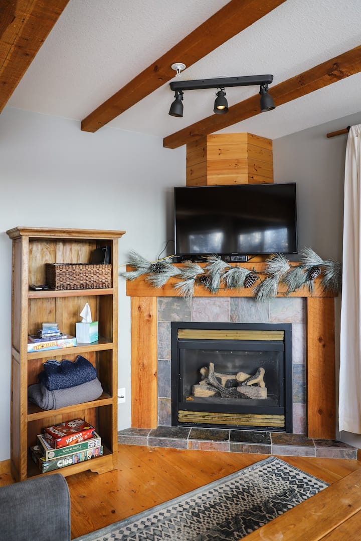 Gas fireplace and entertainment. Wifi, Telus, 43" flat screen with Netflix, plus board games and extra blankets on the book shelf and inside coffee table chest