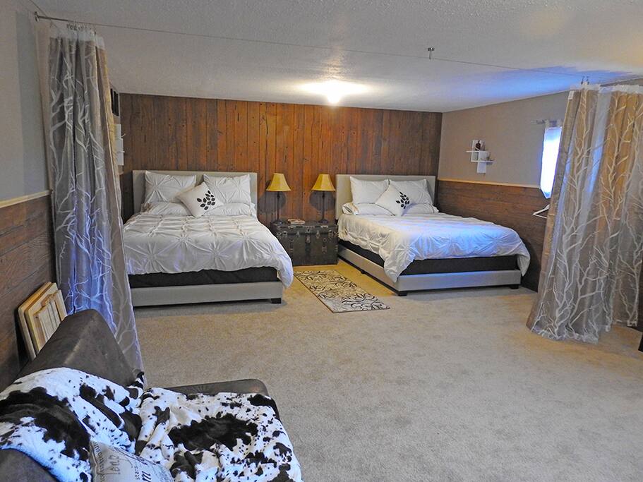 Sleeping area - 2 queen beds