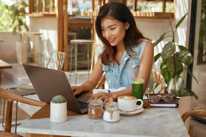 digital nomad working at a cafe