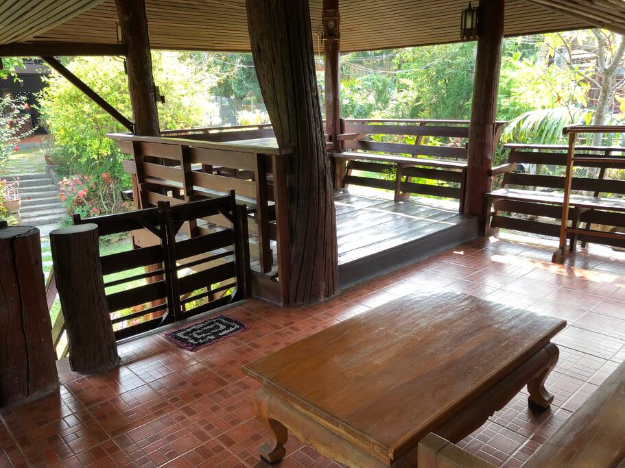 นอกชานสำหรับนั่งพักผ่อน เรือนอำไพ