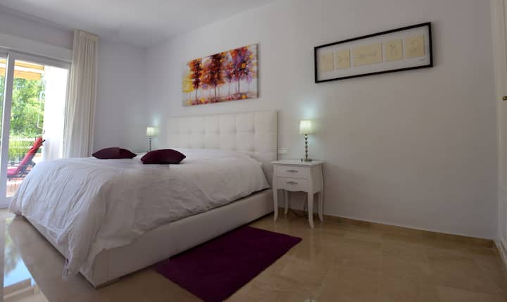 Აპარტამენტი, მთავარი საძინებელი დიდი, ტერასაზე პირდაპირი გასასვლელით. Მთავარი საძინებელი დამატებითი განიერი საწოლით, პირდაპირი გასასვლელი გემბანზე