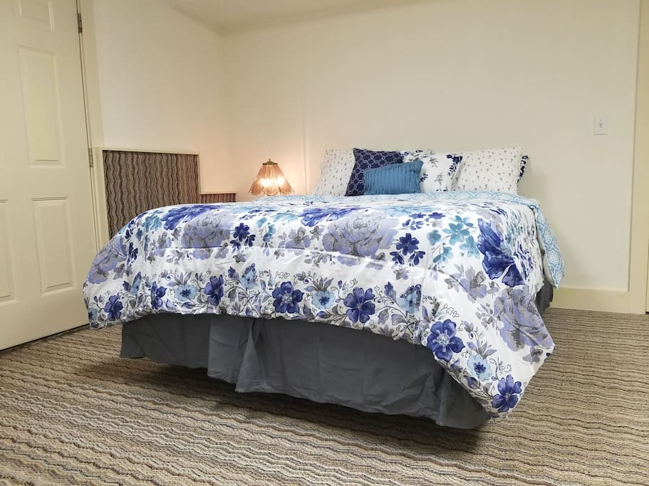 Bedroom 1, queen size bed
