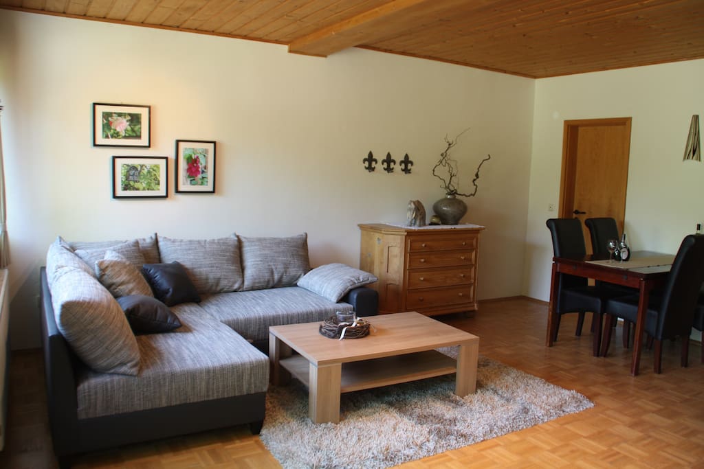 Wohnzimmer mit Essecke