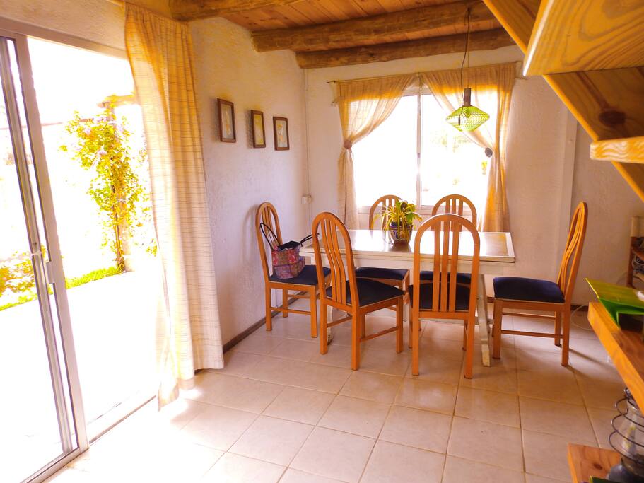 Comedor conectado a la galería en todo tipo de tiempo.