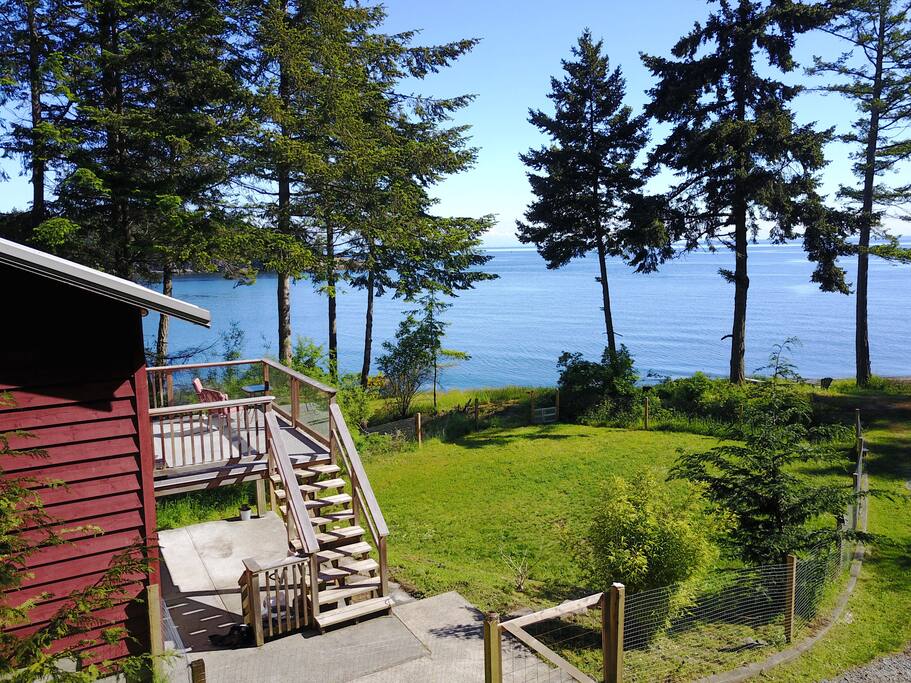 Bellhouse Seaside Cottage - Waterfront Galiano - Cabins for Rent in