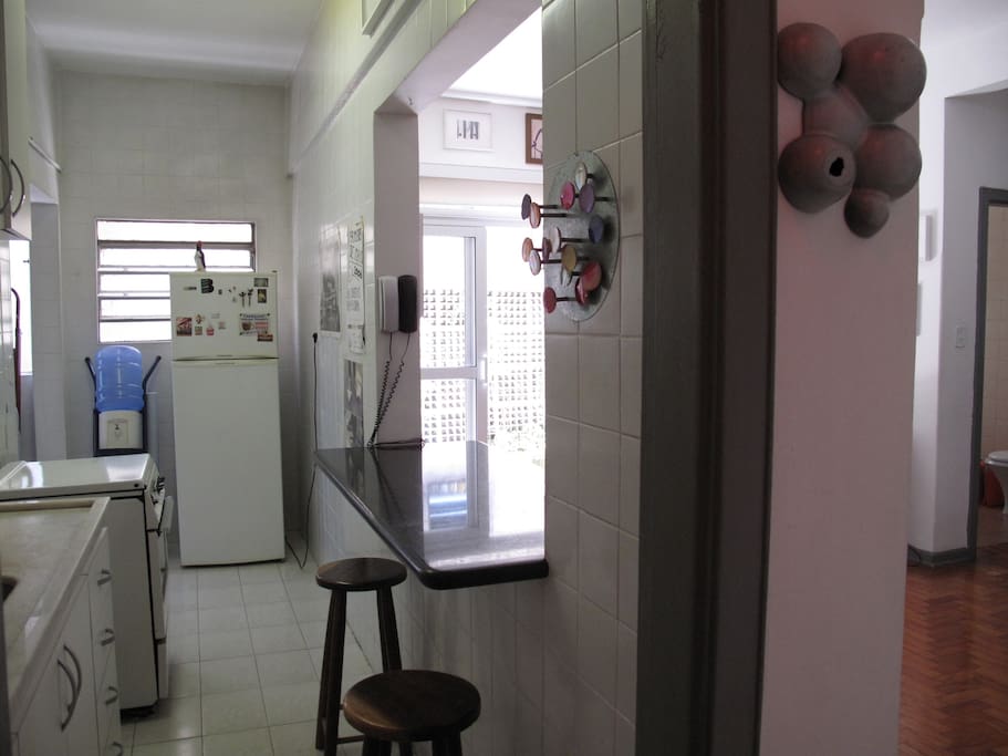 cozinha com balcão americano.