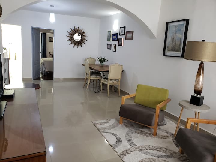 เป็นพื้นที่ตั้งแต่ห้องนั่งเล่นไปจนถึงห้องรับประทานอาหาร 