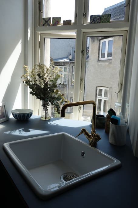 Always a joy to do the dishes here - when it rains we use the dish washer ;)