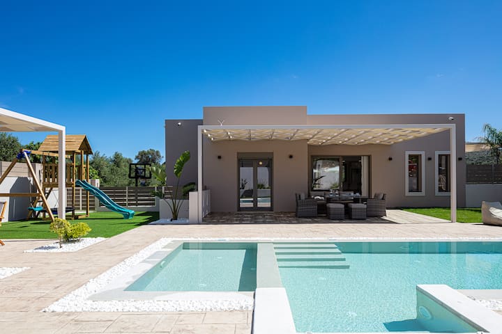 Koin Villa Sunset, with Heated Pool & Whirlpool