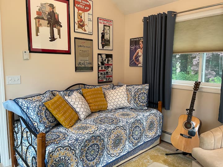 Соба за сончање (втора спална соба)
двокреветна соба со двојна големина 
Одлично место за опуштање и свирење гитара.