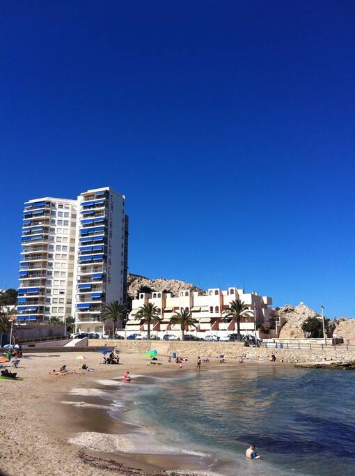 Vista del edificio Calablanca desde la cala