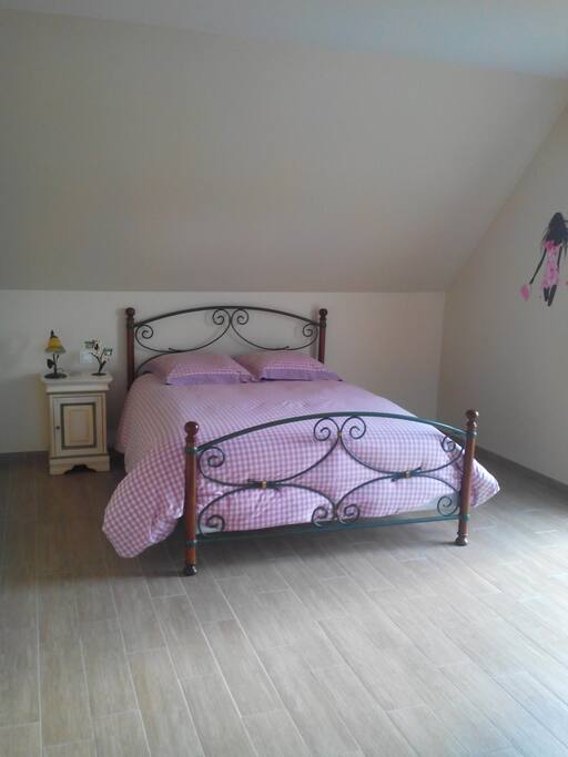 La grande chambre de 31 M2 avec 3 lits dont 2 de 140 cm de large et 1 de 120 cm