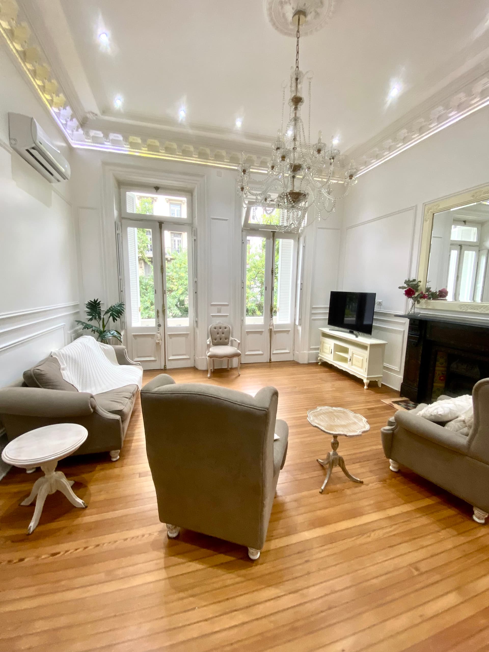 Restored two-bedroom French-style apartment in Monserrat