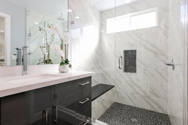 Bright and Modern Home (5 BR and 5 BATHROOMS)