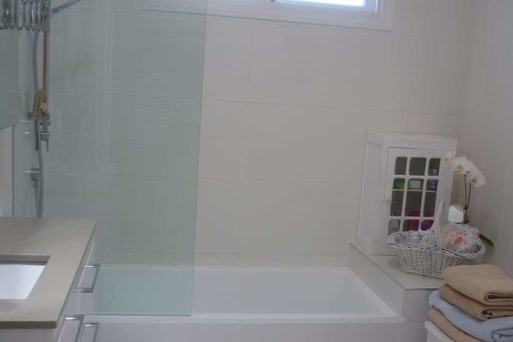 Bath & Shower, Fresh and Clean