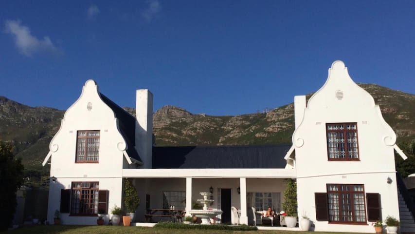 Charming Cape Dutch Farmhouse in Noordhoek
