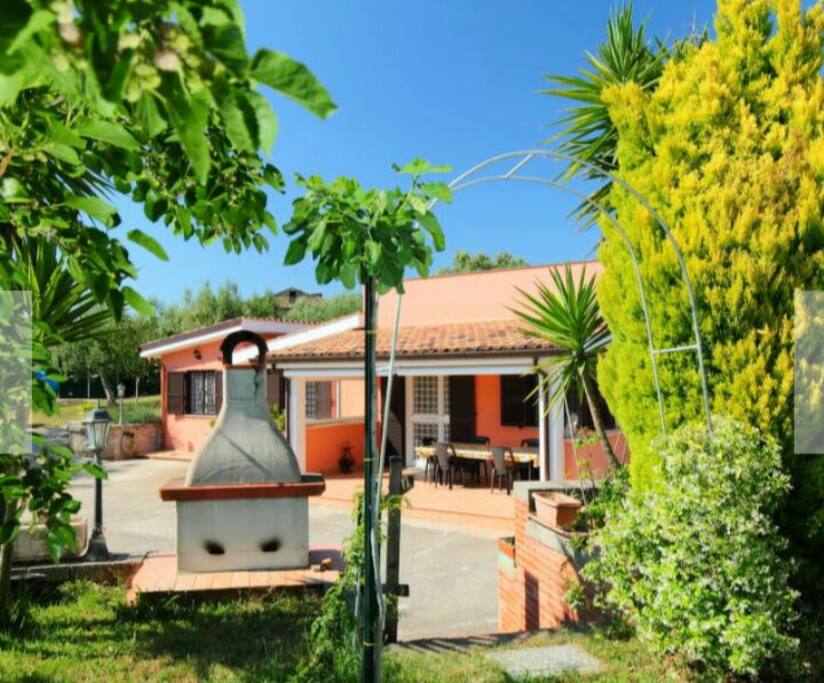panoramica casa con barbecue