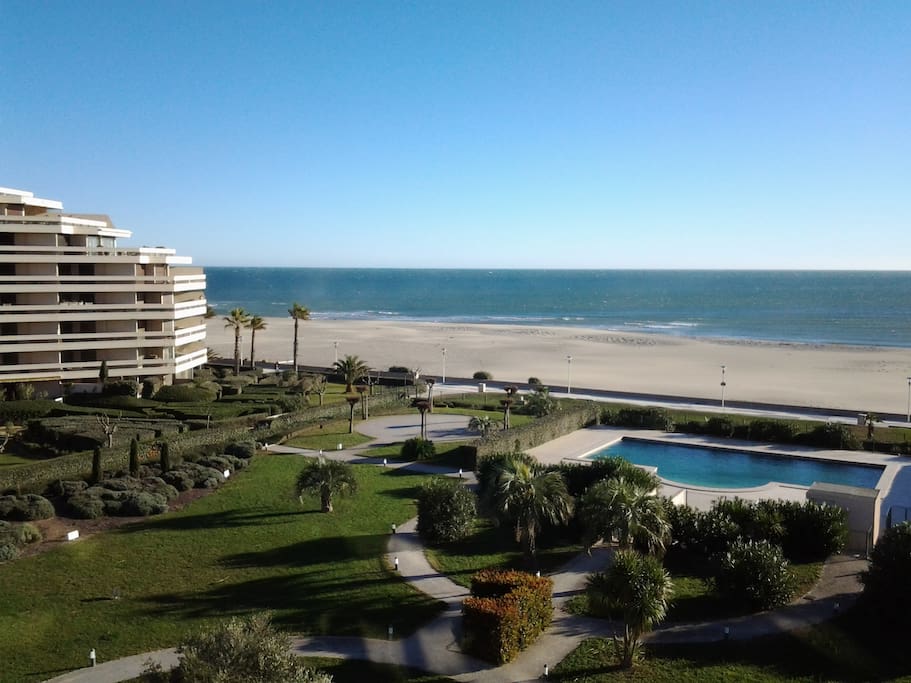 vue du balcon, la piscine privée de la résidence, et l'acces direct à l'immense plage de Canet, sans rue à traverser