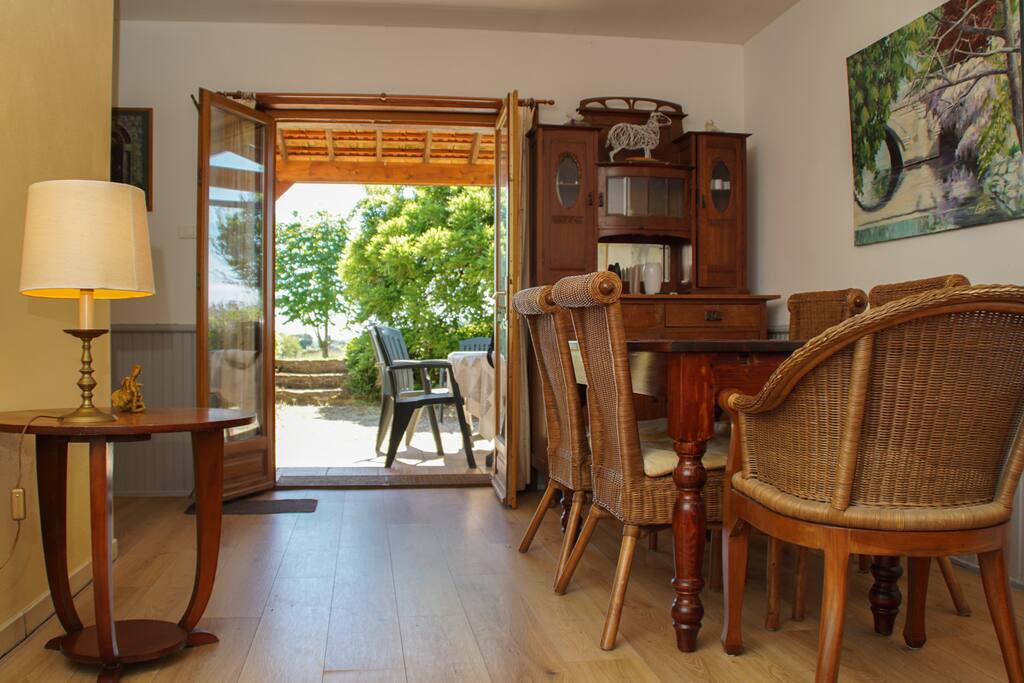 Une grande table pour manger à l'aise.