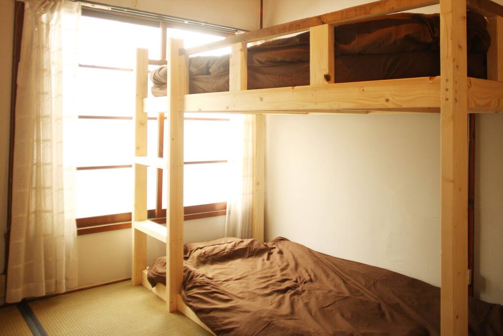 寝室2人部屋が個室として利用可能です。