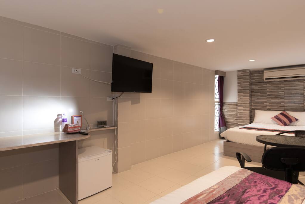 Well Equipped Apartment with HDTV, Refrigerator and Working Space!