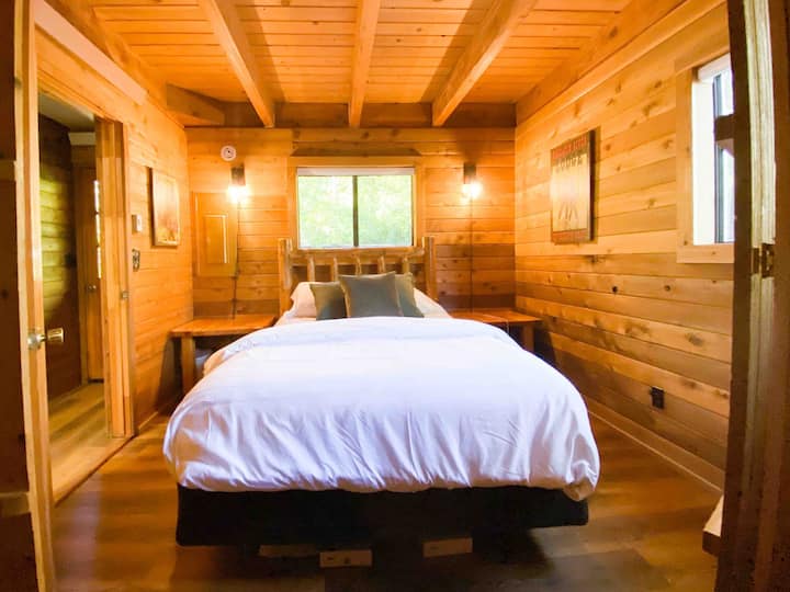 Спална соба со брачен кревет (широк 150-179