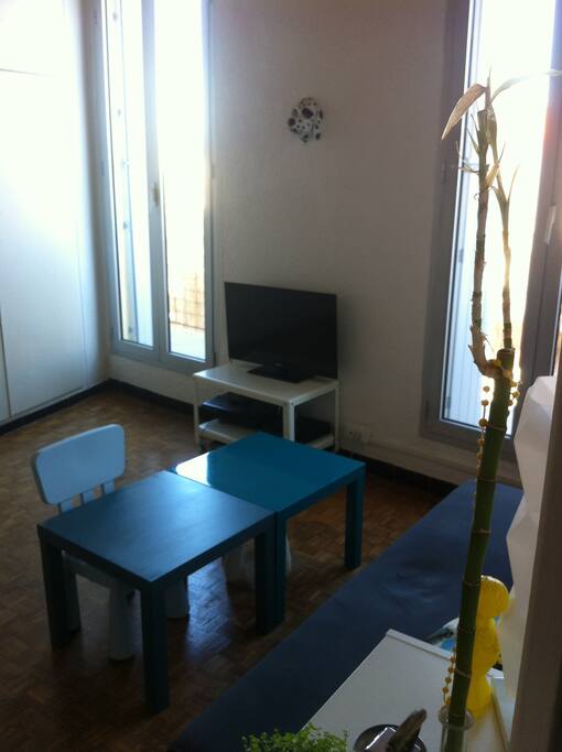 Séjour agréable et lumineux avec parquet