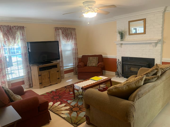Cam-n-lo’s Place: Homey, Spacious And Convenient! - Wilson, NC