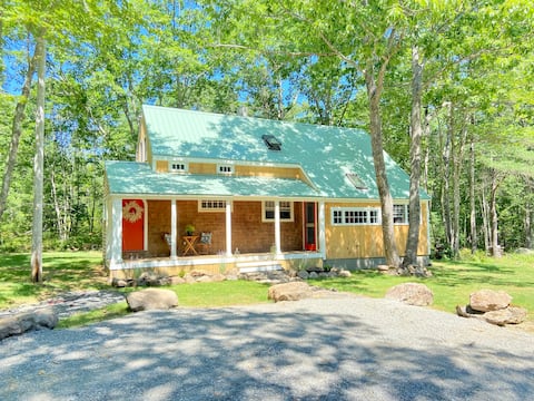 Maine Country Cottage with California King