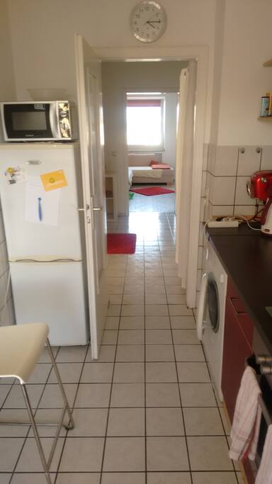 Küche und Flur zum Schlafzimmer