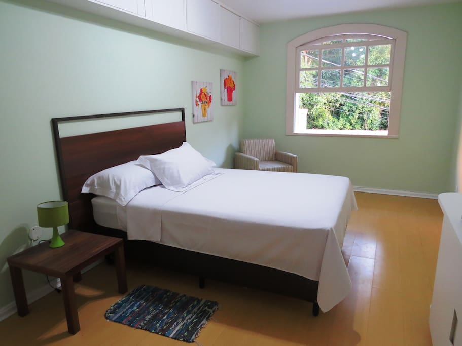 Espaço amplo e bem decorado