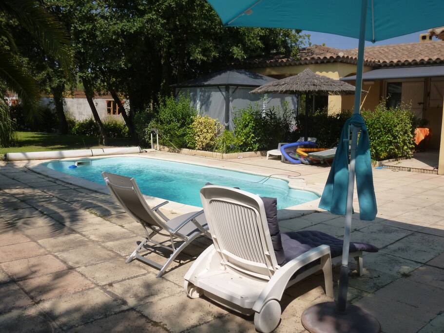 DETENTE AUTOUR DE LA PISCINE