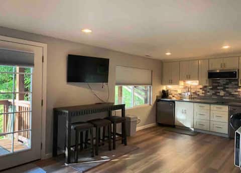 The Nest..contemporary guest suite,w/sunset views.