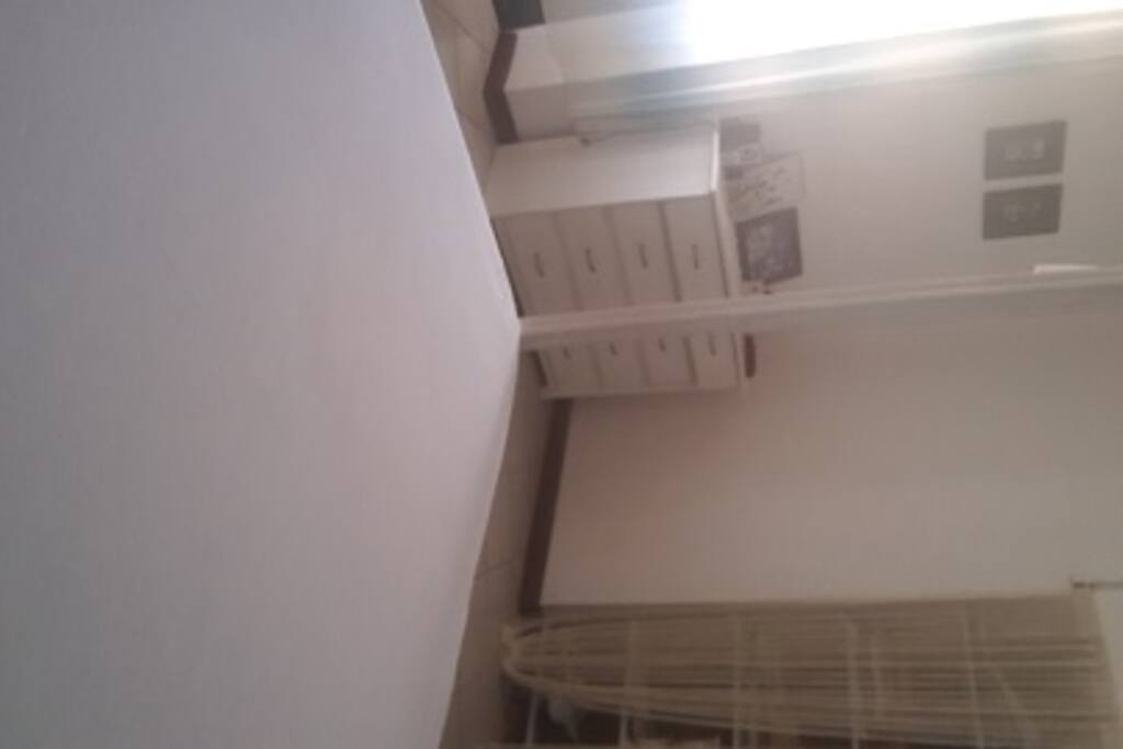 avec commode à disposition