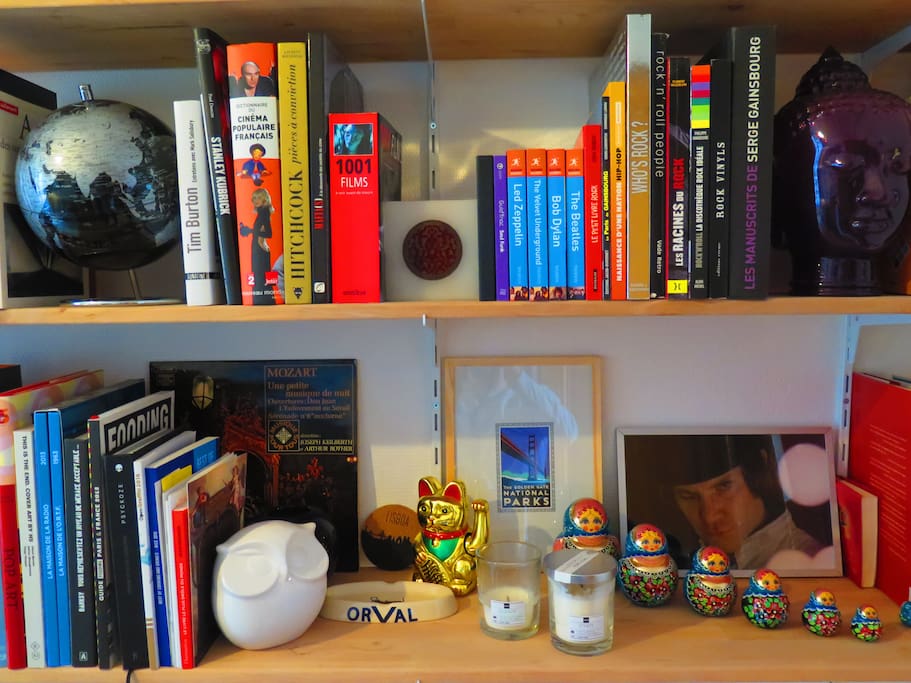 La bibliothèque, livres et souvenirs de voyages