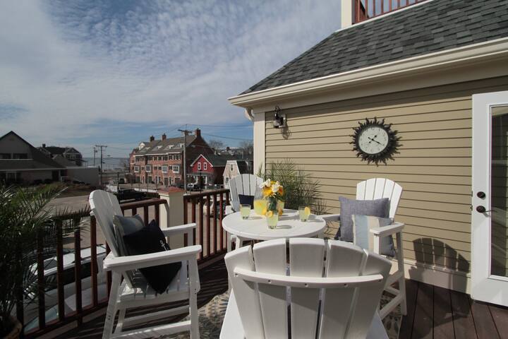 2 Bedrooms w/Loft & En-Suite Baths, Walk to Harbor gallery image 2