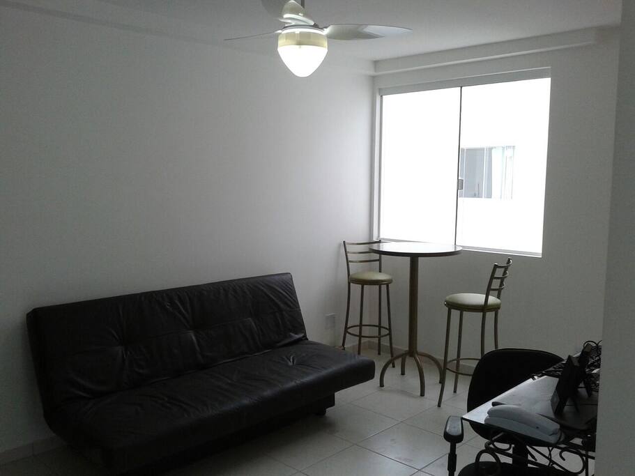 sala com sofá e mesa de jantar