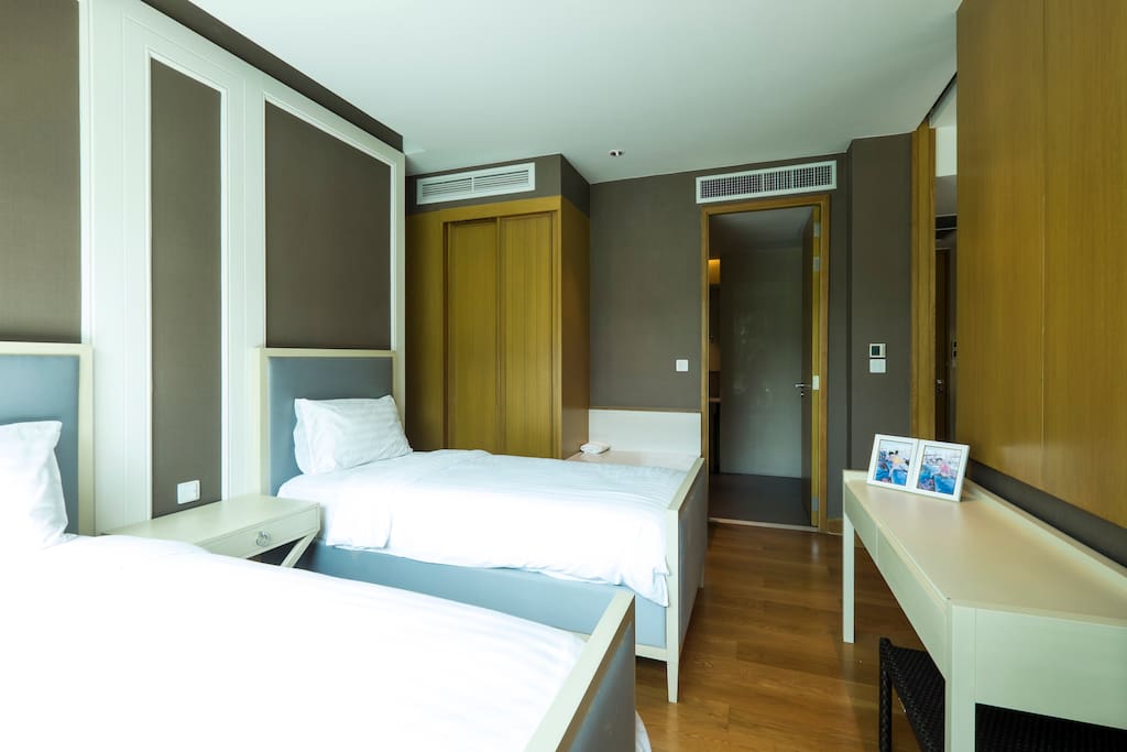 Twin Bed Room