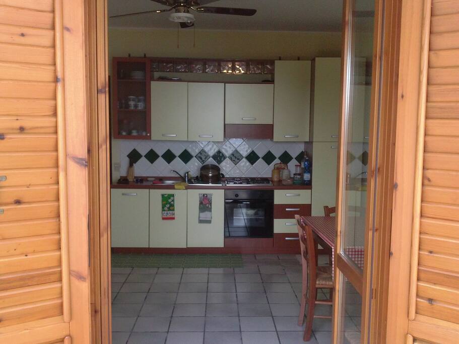 Moderno e ampio salone con cucina