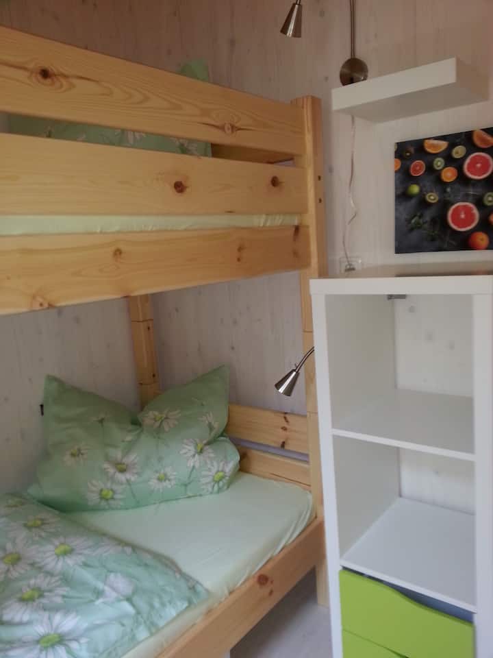 Kleines Zimmer mit Etagenbett