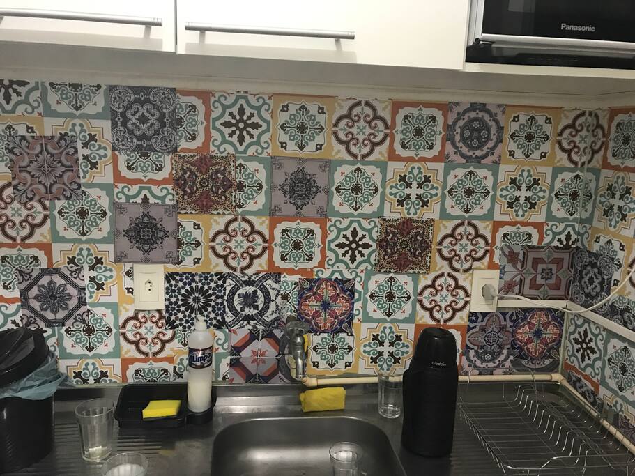 Painel novo - revestido de adesivos - imitando azulejos , para seu maior conforto.
