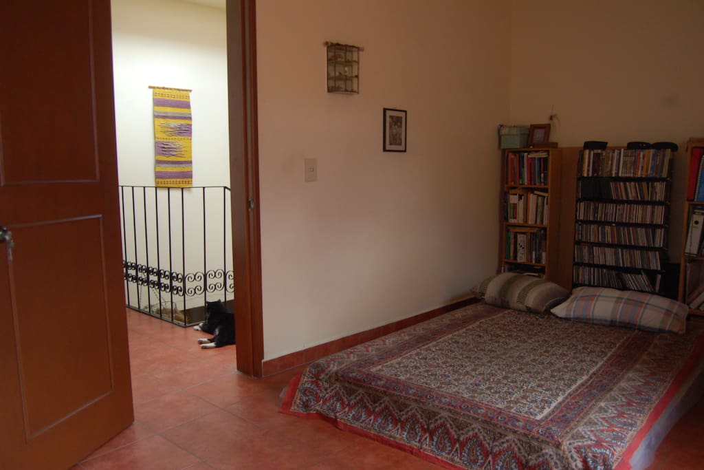 Cuarto con vista a las escaleras/Room and view to the stairs