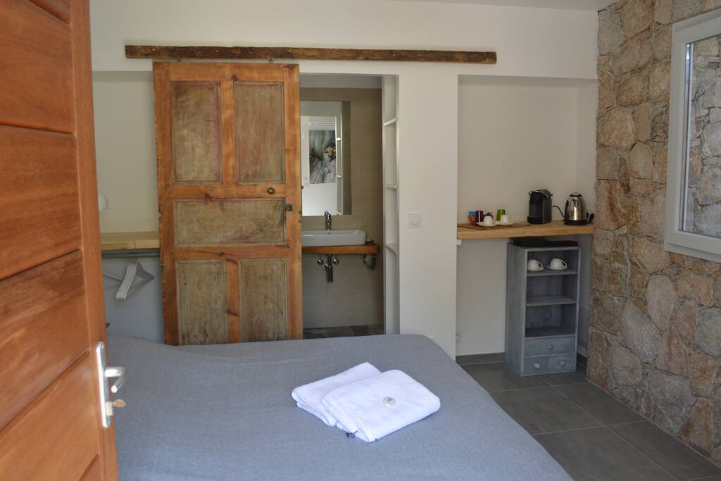 Vue de la chambre, au fond la salle de bains