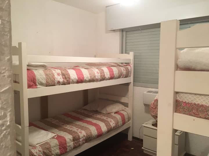 Ukupno 4 kreveta u ovom aranžmanu. Stan za odrasle ako je potrebno.