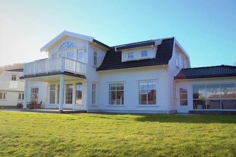 Successful Airbnb property: Beautiful large villa by the sea. in Lyngdal