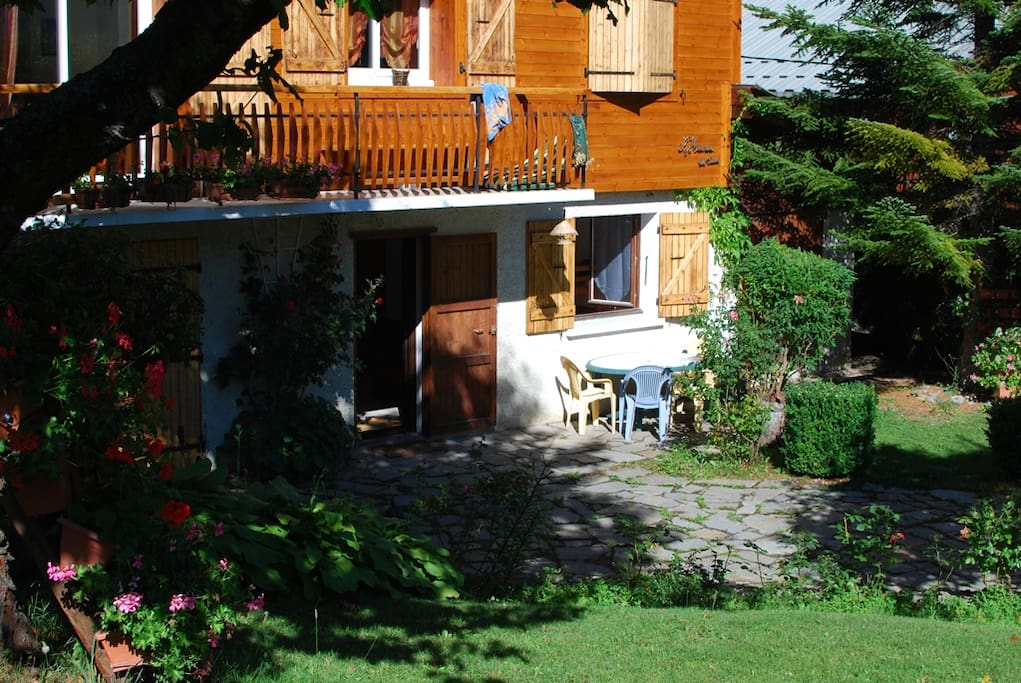 terrasse de devant et parking prive