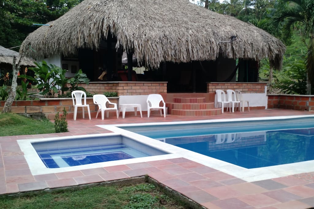 Zona social de la casa con la piscina