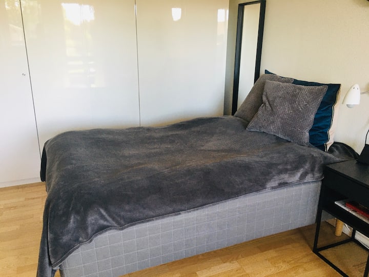 Segundo dormitorio con 120 camas tamaño queen.